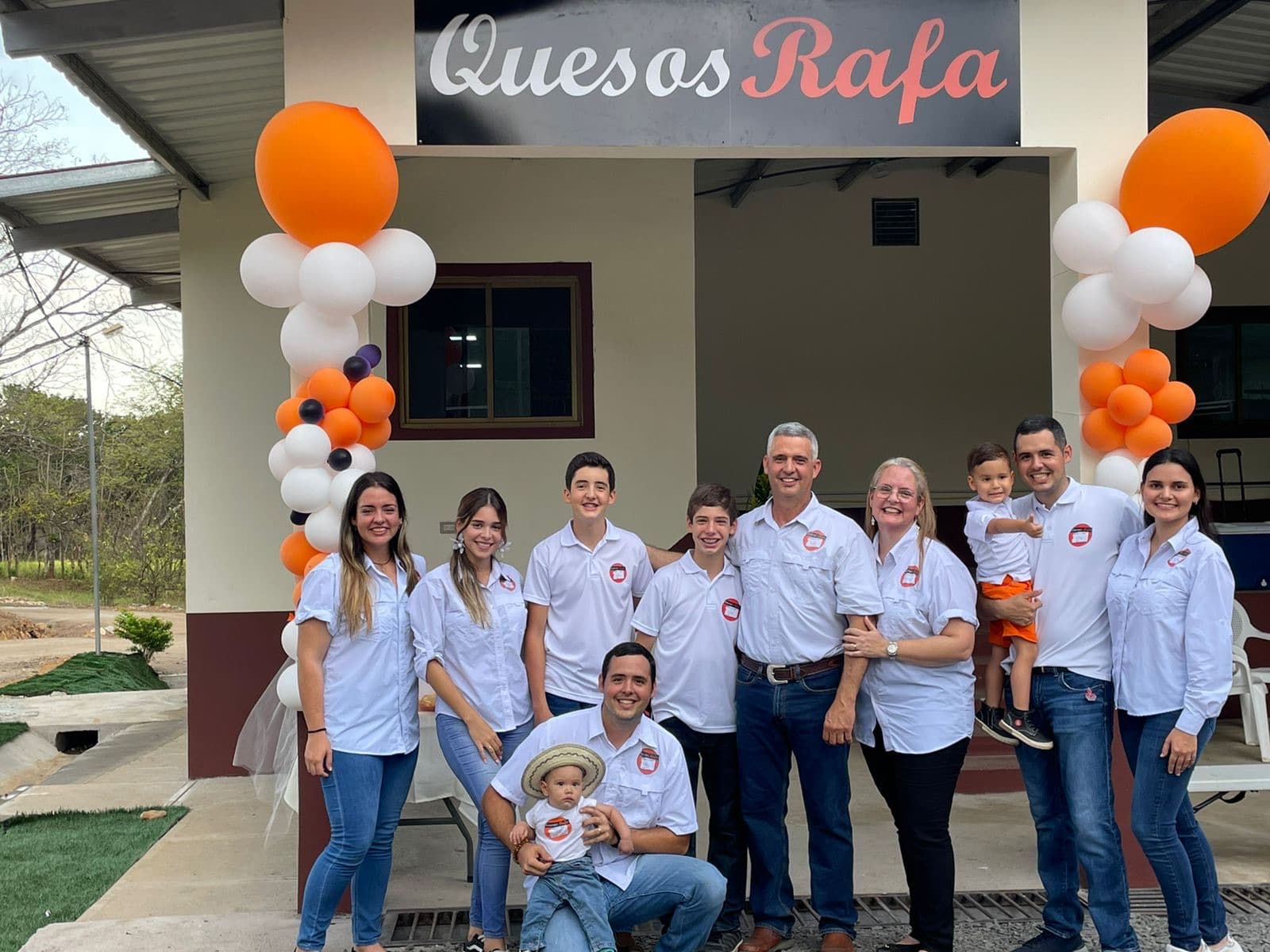 La familia celebra la inauguración de la planta nueva